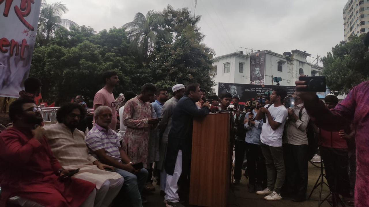 শুক্রবার কালো পতাকা গণমিছিলপূর্ব সমাবেশে বক্তব্য রাখছেন রেজা কিবরিয়া। ছবি : কালবেলা