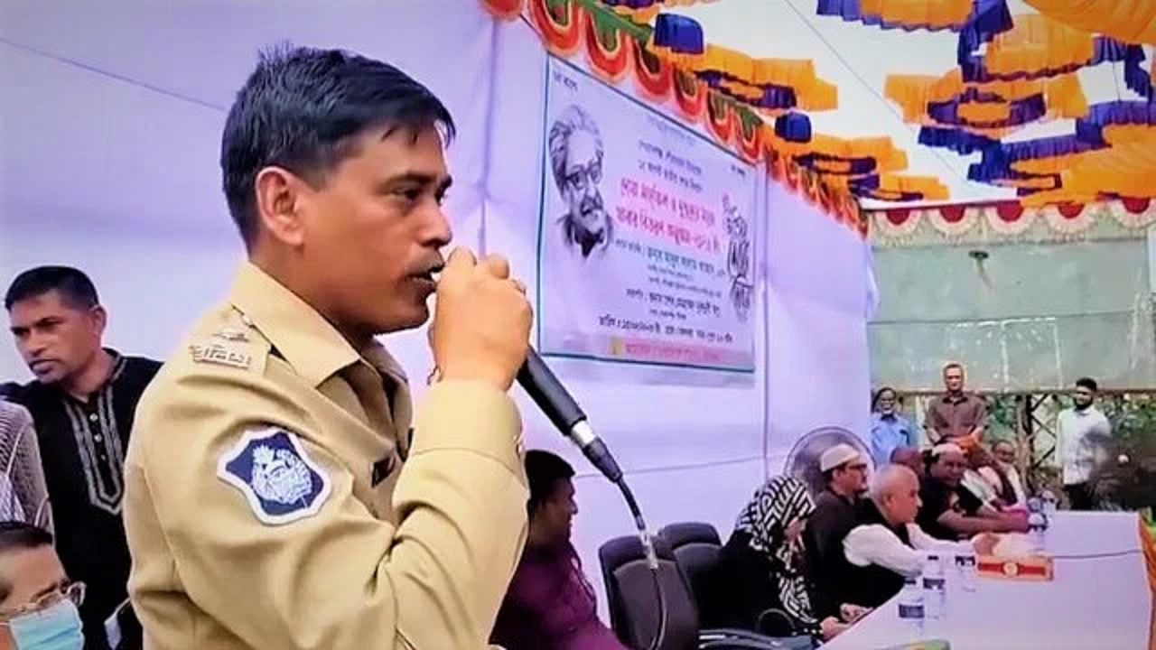 জাতীয় শোক দিবসের অনুষ্ঠানে বক্তব্য দিচ্ছেন জামালপুরের দেওয়ানগঞ্জ থানার ওসি শ্যামল চন্দ্র ধর। ছবি : সংগৃহীত