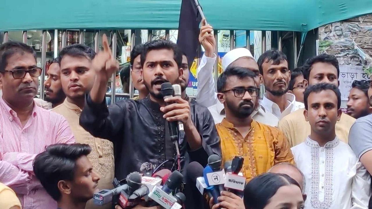 পুরানা পল্টনস্থ দলীয় কার্যালয়ের সামনে কালো পতাকা মিছিলপূর্ব এক সংক্ষিপ্ত সমাবেশে বক্তব্য দেন নুরুল হক নুর। ছবি : কালবেলা।