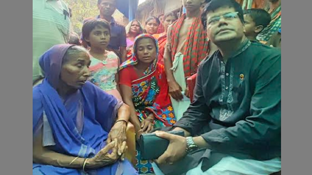 শুক্রবার বিকাল ৫টার দিকে প্রকৌশলী এ এম আবদুল্লাহর নেতৃত্বে দলীয় নেতারা নিহত কৃষক সুফল বিশ্বাসের বাড়িতে যান। ছবি : কালবেলা