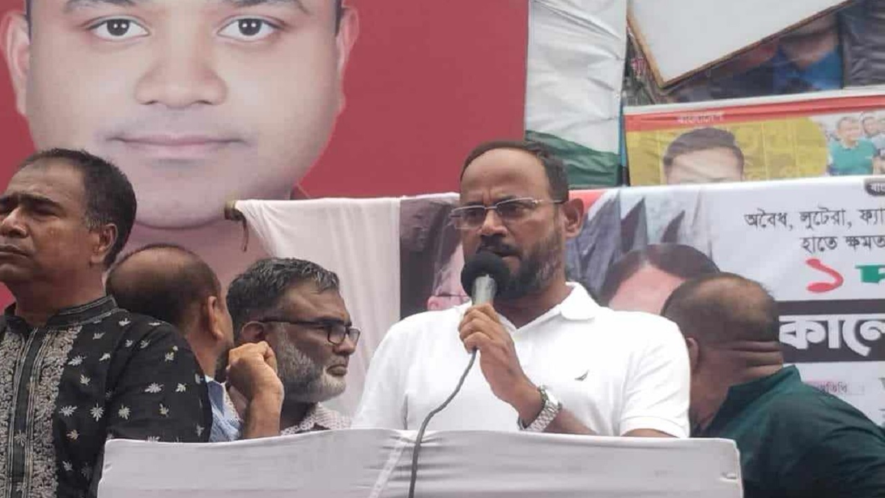 নয়াপল্টনে দলের কেন্দ্রীয় কার্যালয়ের সামনে ঢাকা মহানগর দক্ষিণ বিএনপির কালো পতাকা মিছিলপূর্ব সংক্ষিপ্ত সমাবেশে কথা বলেন টুকু। ছবি : কালবেলা