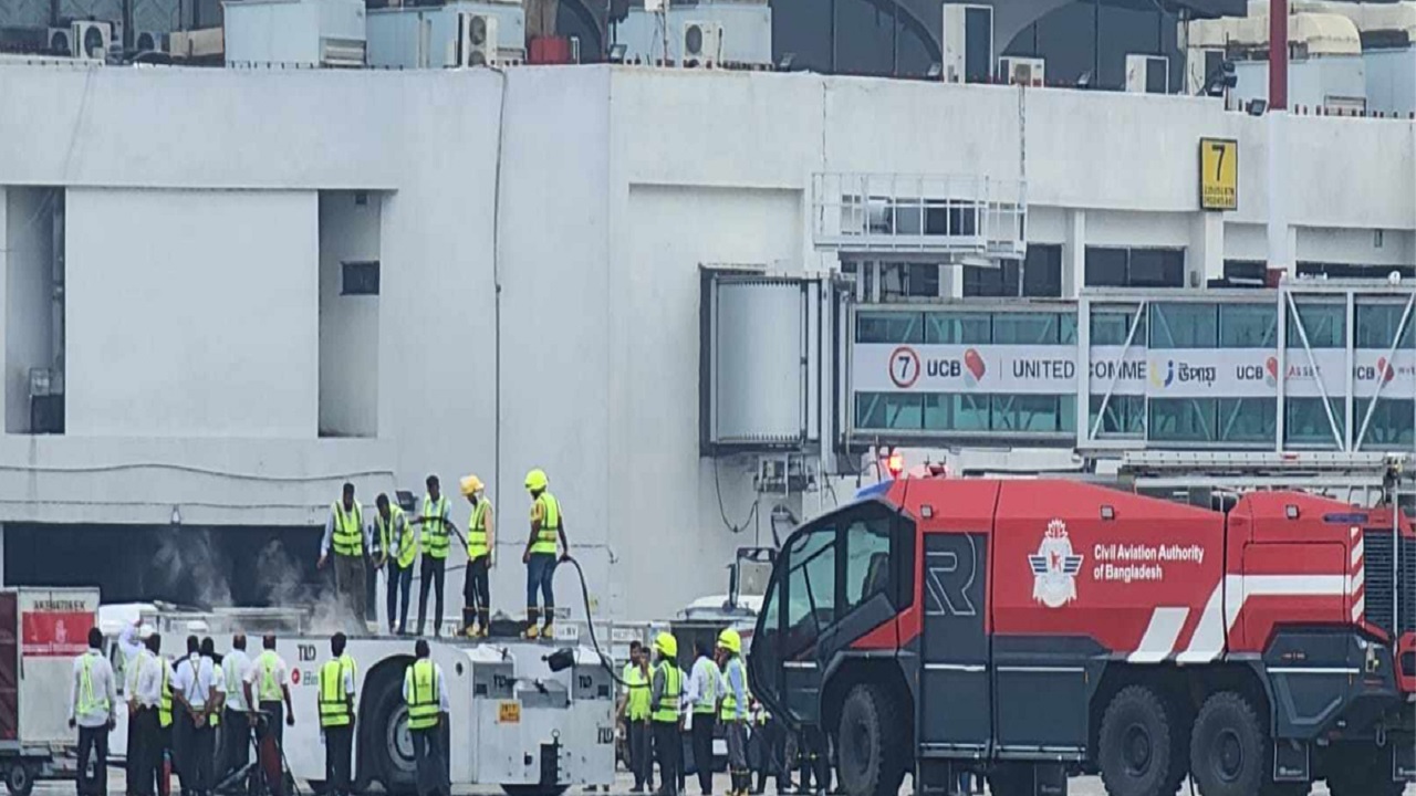 পুশকার্টের আগুন নেভাতে কাজ করছেন অগ্নি নির্বাপণকারীরা। ছবি : সংগৃহীত