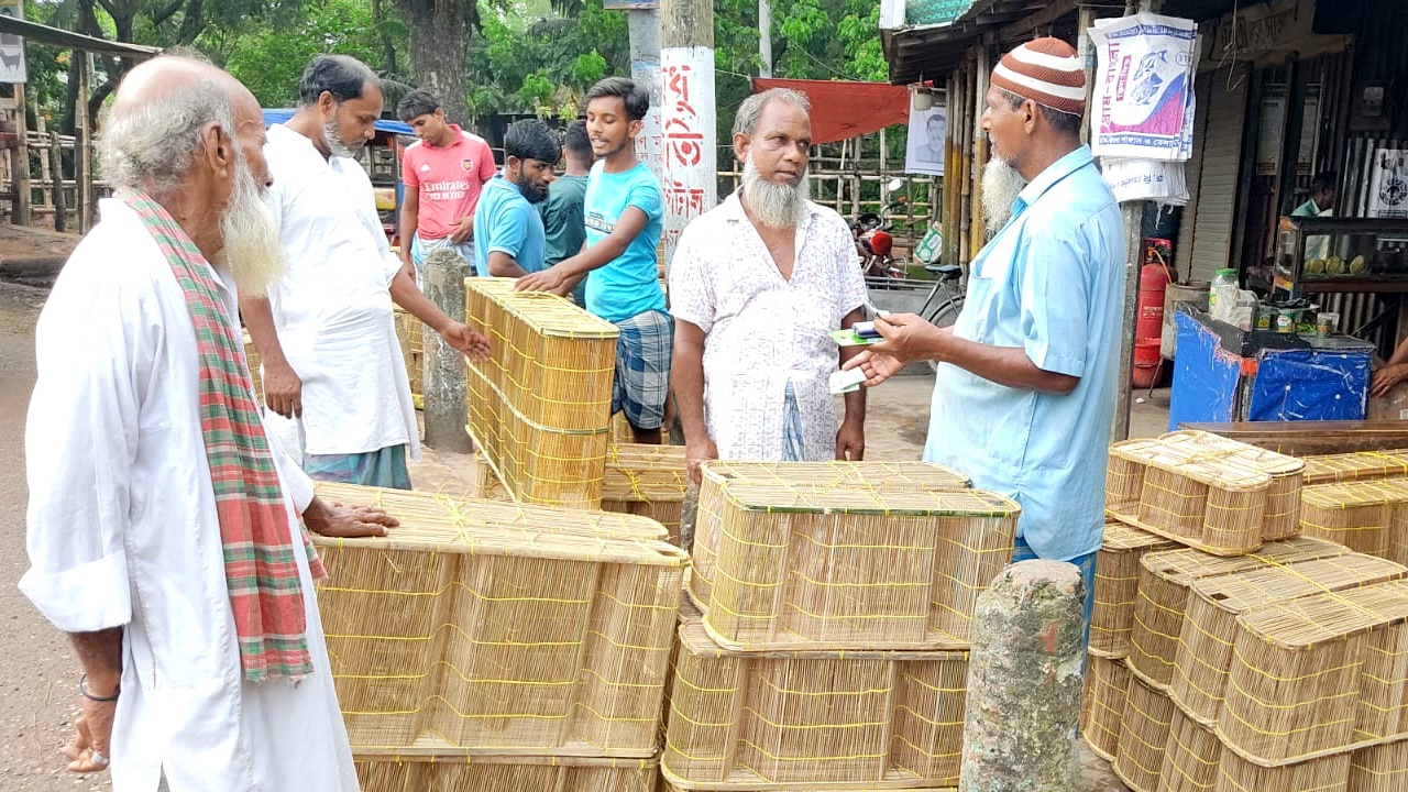 কুমিল্লার ব্রাহ্মণপাড়ার একটি হাটে মাছ ধরার চাঁই কিনছেন ক্রেতারা। ছবি : কালবেলা
