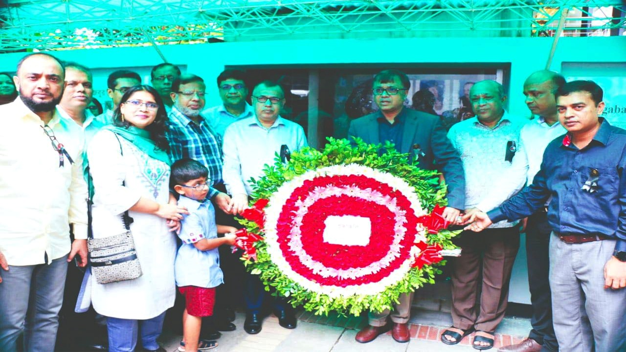 বঙ্গবন্ধুর প্রতিকৃতিতে শ্রদ্ধা জানাচ্ছেন বিসিএসআইআর’র চেয়ারম্যান। ছবি : সংগৃহীত