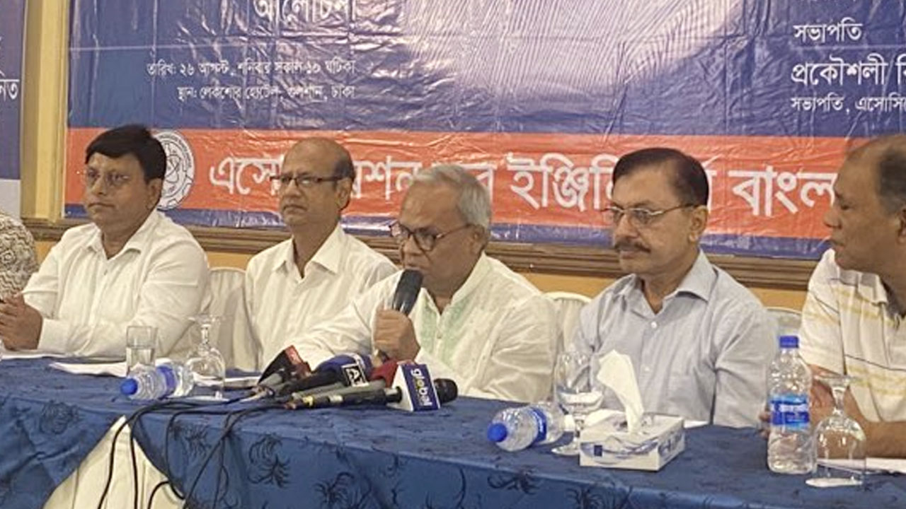 রাজধানীর একটি হোটেলে রিজভী ও অন্যান্য নেতারা। ছবি : কালবেলা
