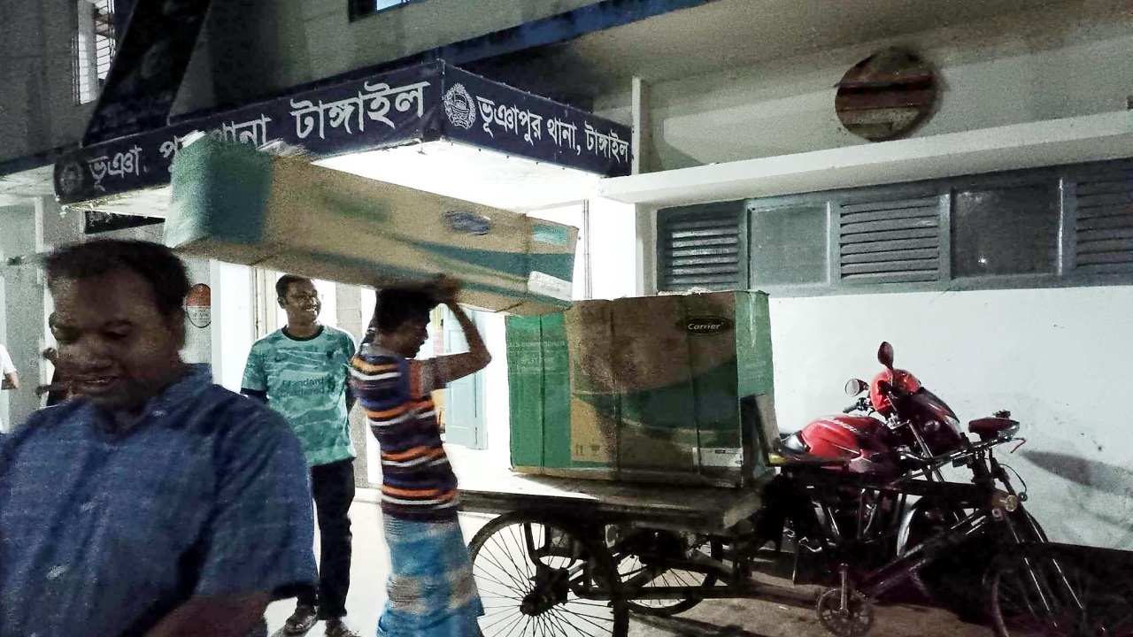 থানা থেকে এসি-টেলিভিশন ভ্যানে তুলছেন পুলিশ সদস্যসহ কয়েকজন। ছবি : কালবেলা