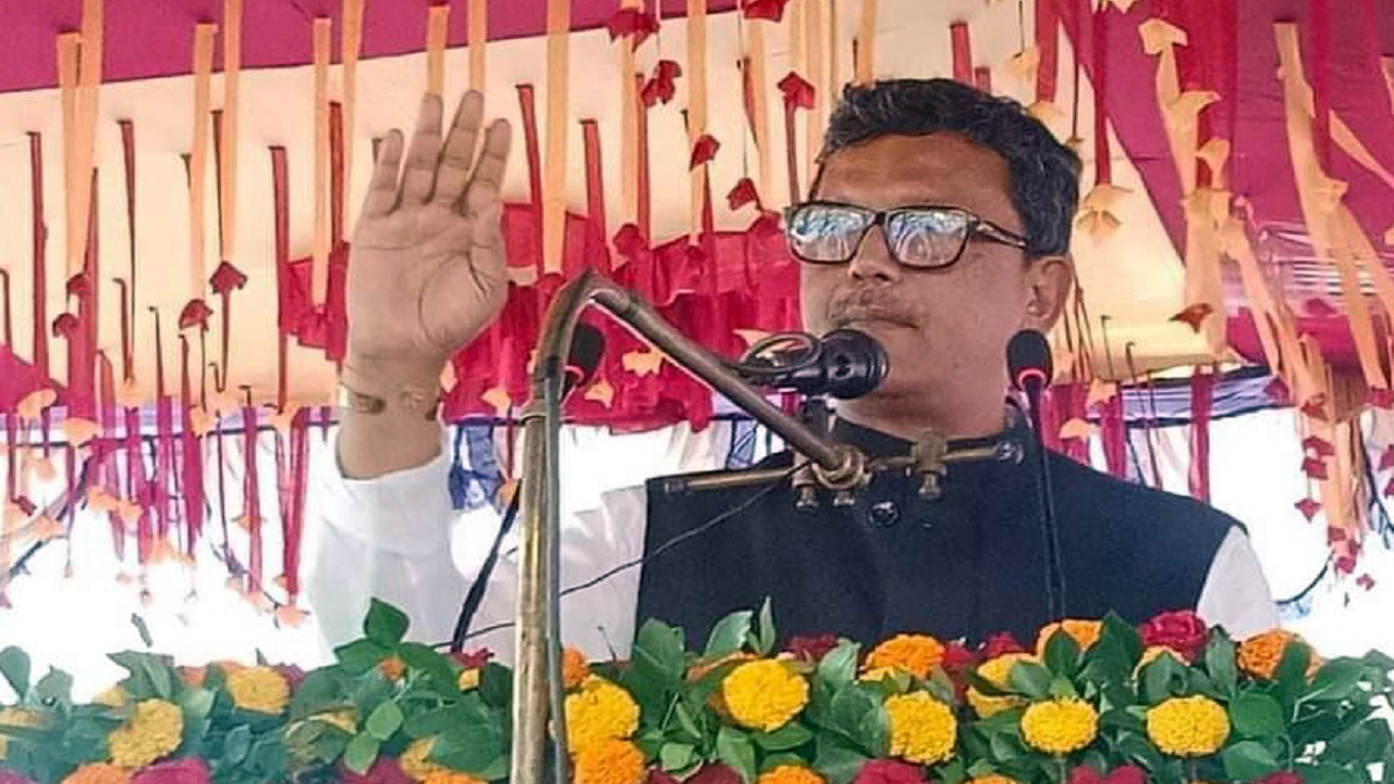 দিনাজপুরের এক সুধী সমাবেশে বক্তব্য দিচ্ছেন নৌ পরিবহন প্রতিমন্ত্রী খালিদ মাহমুদ চৌধুরী। ছবি : কালবেলা