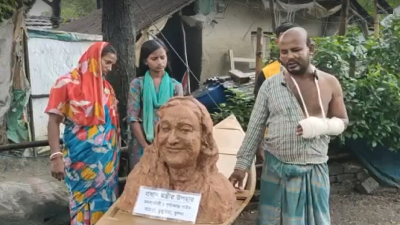 প্রধানমন্ত্রীর ভাস্কর্যের সামনে দাঁড়িয়ে সূর্যকান্ত গাইন। ছবি : কালবেলা