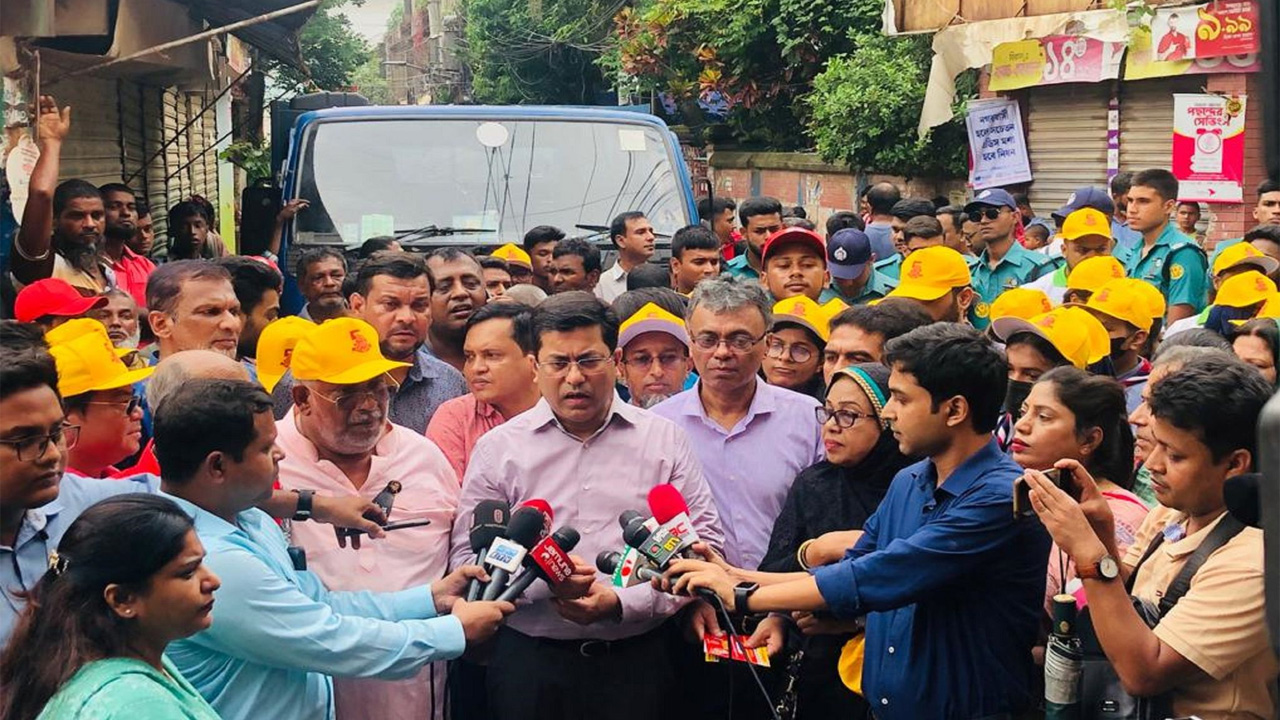 ডেঙ্গু রোগ বিস্তার রোধে মশক নিধনে জনসম্পৃক্ততা কার্যক্রমে অংশ নিয়ে সাংবাদিকদের সঙ্গে কথা বলছেন মেয়র। ছবি : কালবেলা