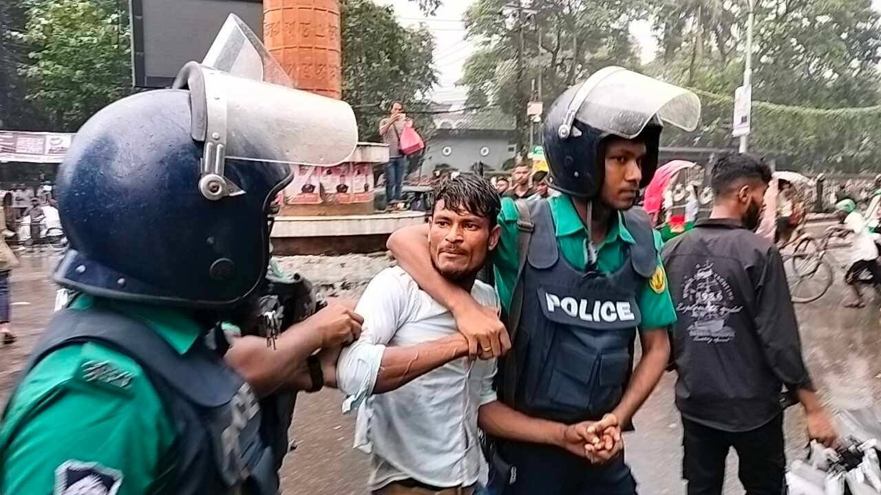 ককটেল বিস্ফোরণের সঙ্গে সম্পৃক্ততার অভিযোগে জিলানী নামের এক যুবককে আটক করে পুলিশ। ছবি : কালবেলা