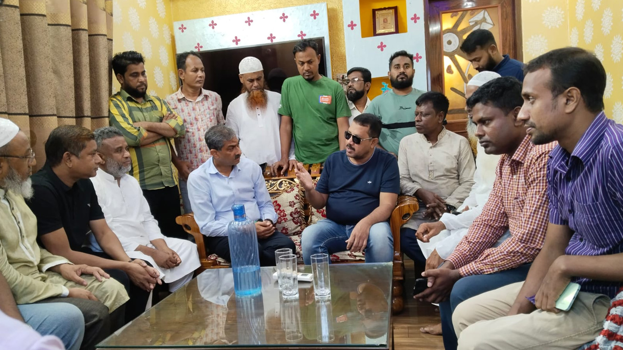 নারায়ণগঞ্জ আড়াইহাজারে টিটুর বাসায় বিএনপি নেতা এ্যানি। ছবি : কালবেলা