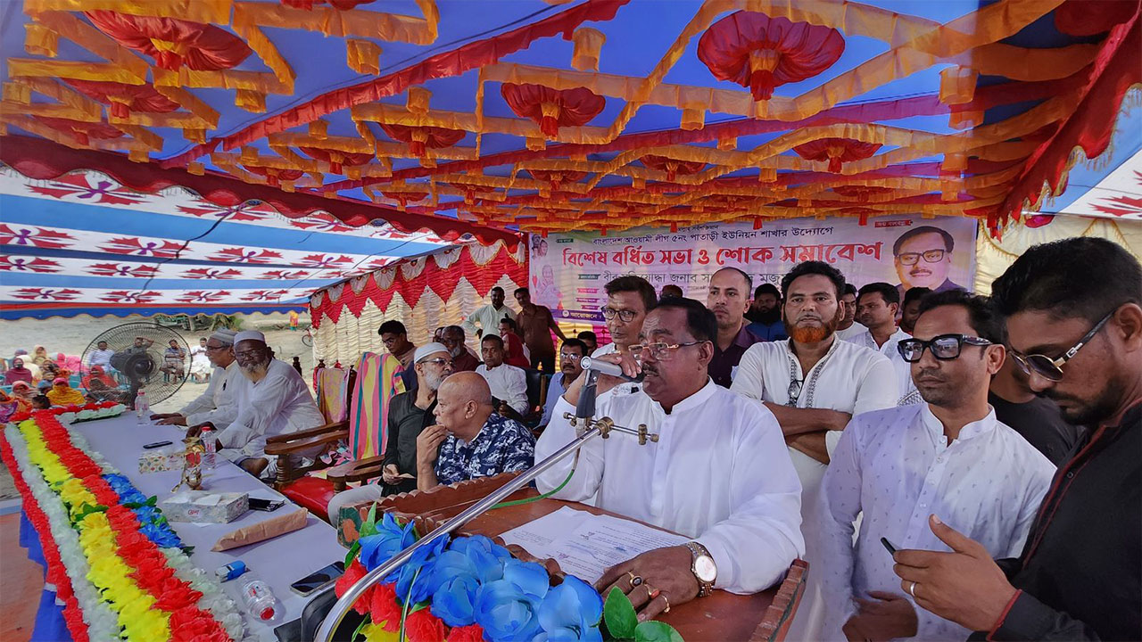 নওগাঁর সাপাহার উপজেলার কলমুডাঙ্গা বিদ্যালয় মাঠে অনুষ্ঠিত শোক সভায় খাদ্যমন্ত্রী সাধন চন্দ্র মজুমদার। ছবি : কালবেলা