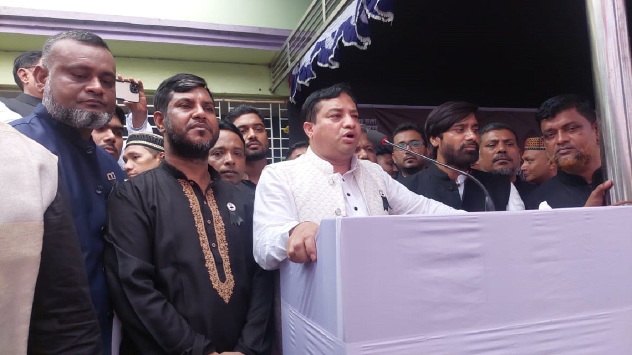 শোক দিবসের আয়োজিত আলোচনা সভায় বক্তব্য দিচ্ছেন সাবেক মেয়র জাহাঙ্গীর। ছবি : কালবেলা