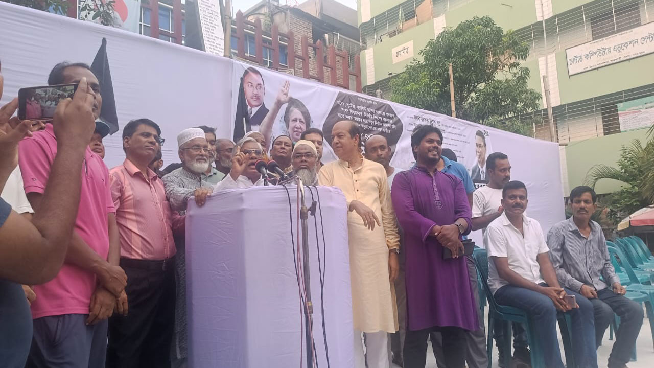 রাজশাহীতে কালো পতাকা গণমিছিল কর্মসূচিতে কথা বলছেন বরকতুল্লাহ বুলু। ছবি : কালবেলা