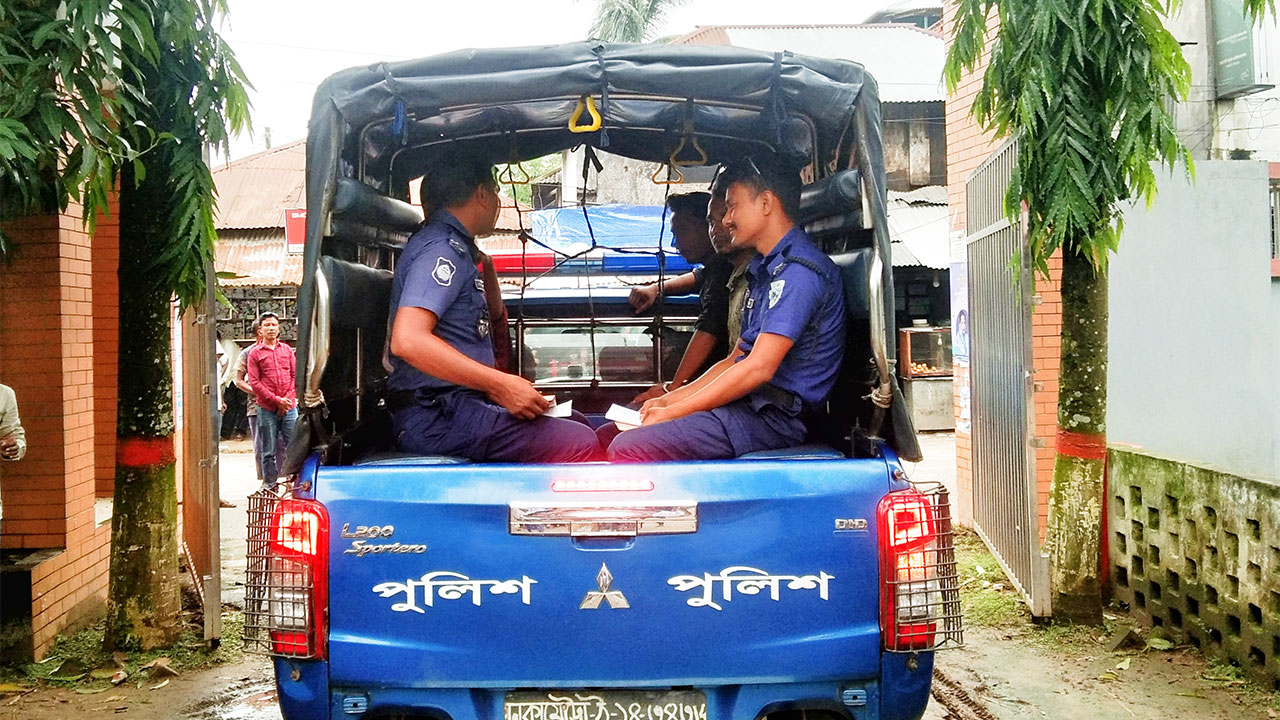 গ্রেপ্তারদের পুলিশ ভ্যানে আদালতে নিয়ে যাওয়া হচ্ছে। ছবি : কালবেলা