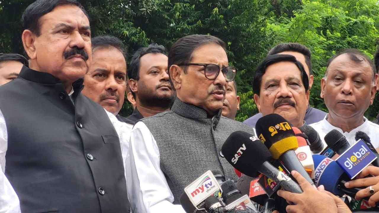 জাতীয় কবি কাজী নজরুল ইসলামের ৪৭তম মৃত্যুবার্ষিকী উপলক্ষে পুষ্পস্তবক অর্পণ শেষে কথা বলেন সেতুমন্ত্রী ওবায়দুল কাদের। ছবি : কালবেলা