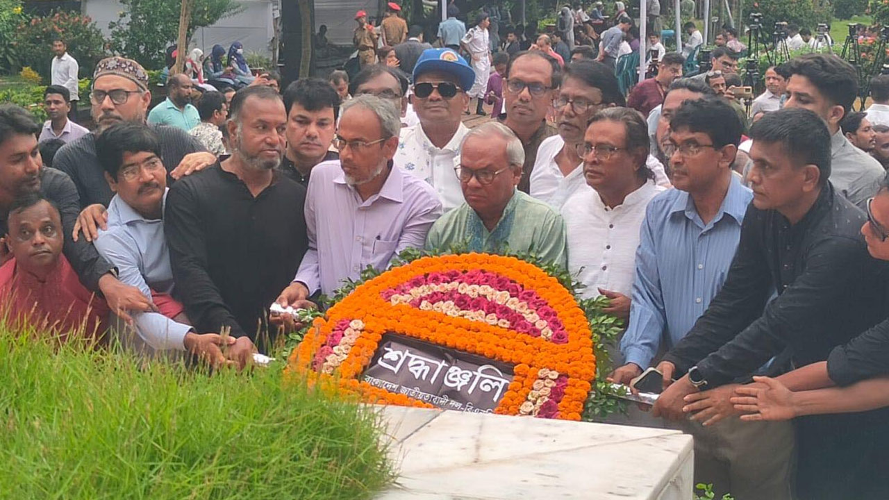 জাতীয় কবি কাজী নজরুল ইসলামের ৪৭তম মৃত্যুবার্ষিকী উপলক্ষ্যে রিজভীর নেতৃত্বে বিএনপির শ্রদ্ধাঞ্জলি। ছবি : কালবেলা