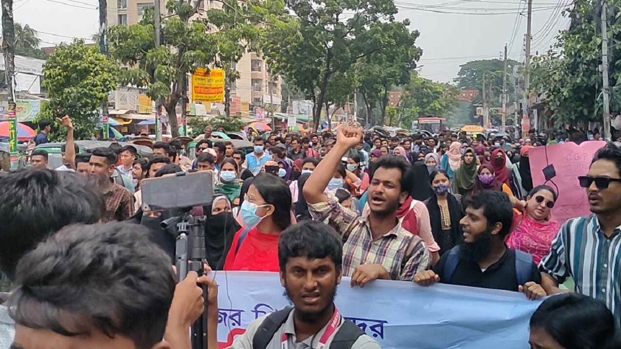 ঢাকা বিশ্ববিদ্যালয় এলাকা থেকে মিছিল নিয়ে নীলক্ষেত মোড়ে অবস্থান নিয়েছেন শিক্ষার্থীরা। ছবি : সংগৃহীত