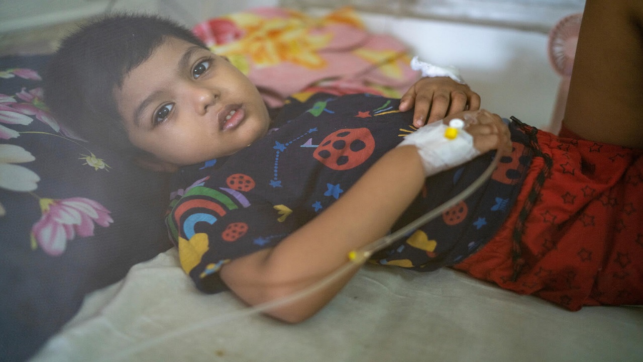 ডেঙ্গু আক্রান্ত এক শিশু হাসপাতালে চিকিৎসাধীন। ছবি : কালবেলা