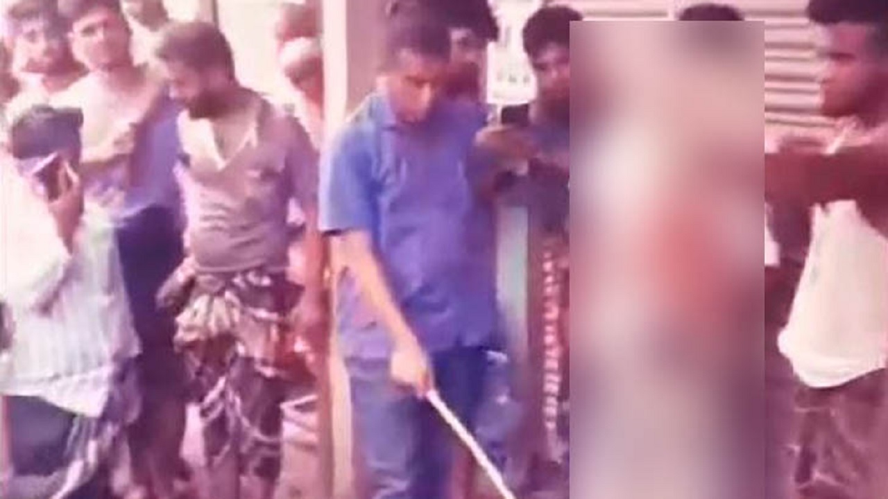 কুমিল্লায় এক যুবককে উলটো করে গাছের সঙ্গে ঝুলিয়ে নির্যাতন করা হয়। ছবি : সংগৃহীত