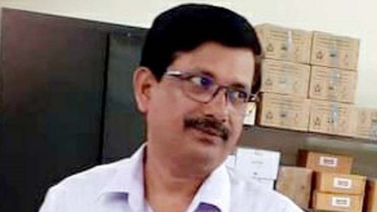 সাতক্ষীরা জেলা পরিবার পরিকল্পনা কার্যালয়ের উপপরিচালক দীপক কুমার সাহা। ছবি : সংগৃহীত