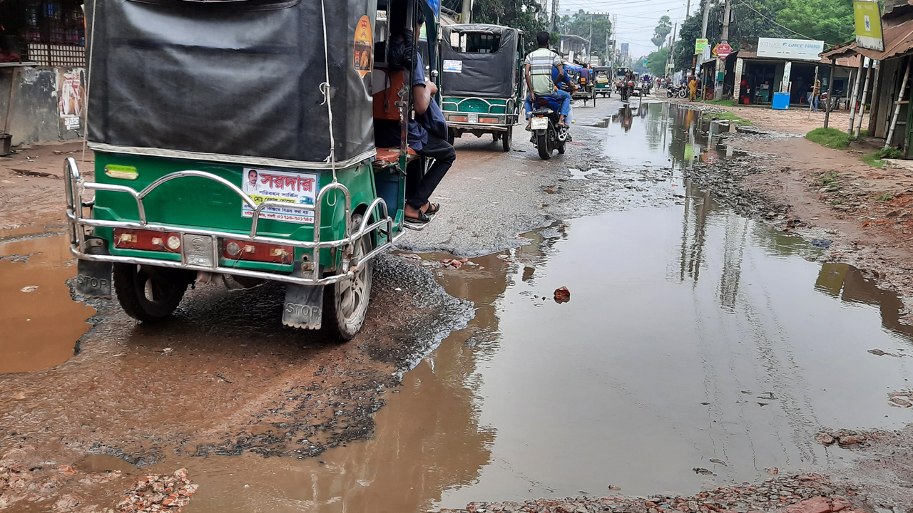 সান্তাহার-নওগাঁ সড়কের পূর্বাশা সিনেমা হল এলাকায় বৃষ্টি হলেই পানি জমে। ছবি : কালবেলা