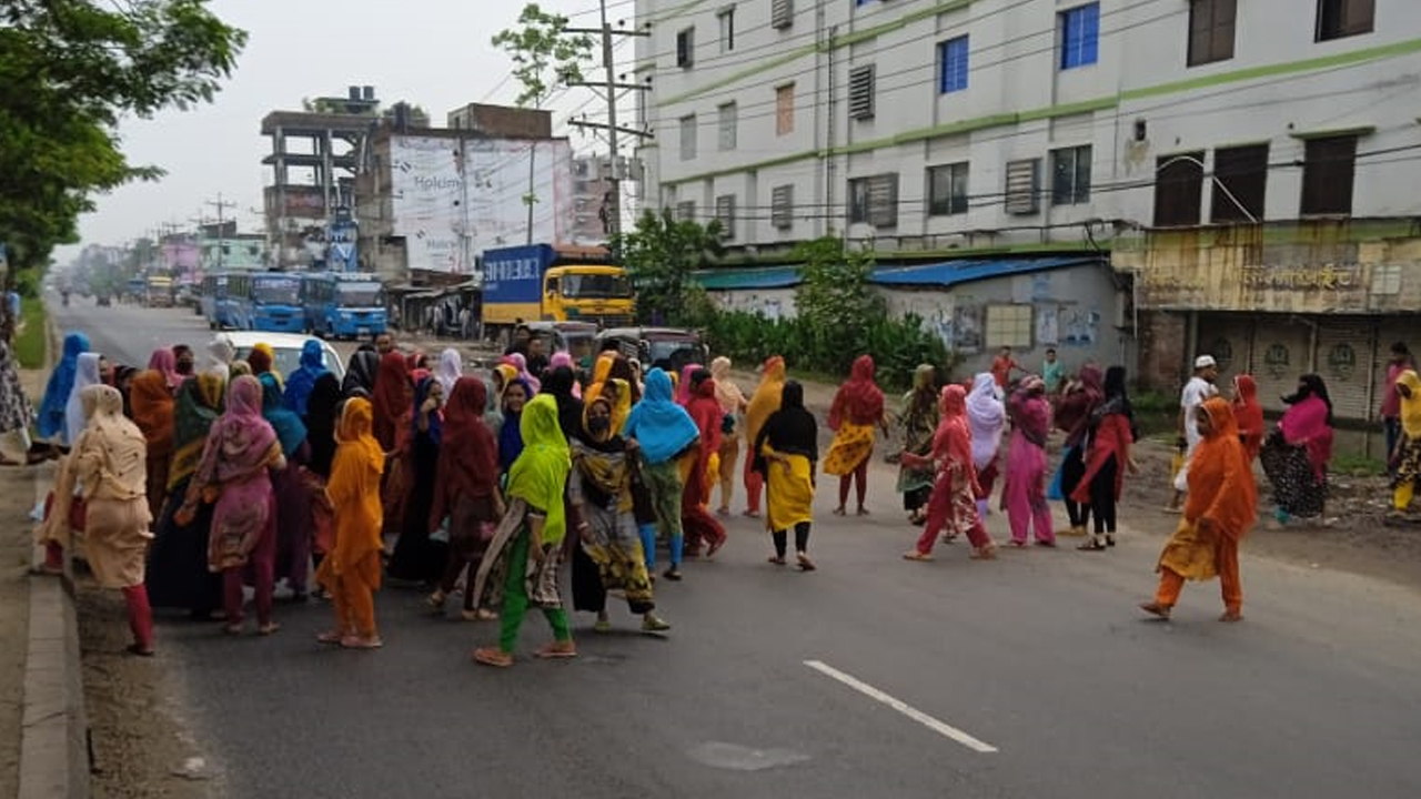 গাজীপুরের টেকনগপাড়া এলাকায় রোববার সকালে পোশাক শ্রমিকরা বিক্ষোভ করেন। ছবি : কালবেলা