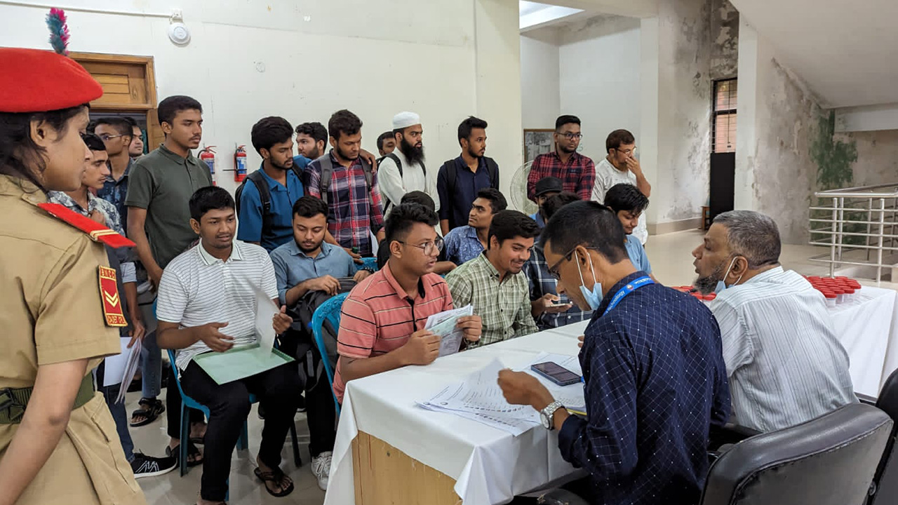 ডোপ টেস্ট দিয়ে শাবিপ্রবিতে স্নাতক প্রথম বর্ষে ভর্তি কার্যক্রম শুরু। ছবি: কালবেলা