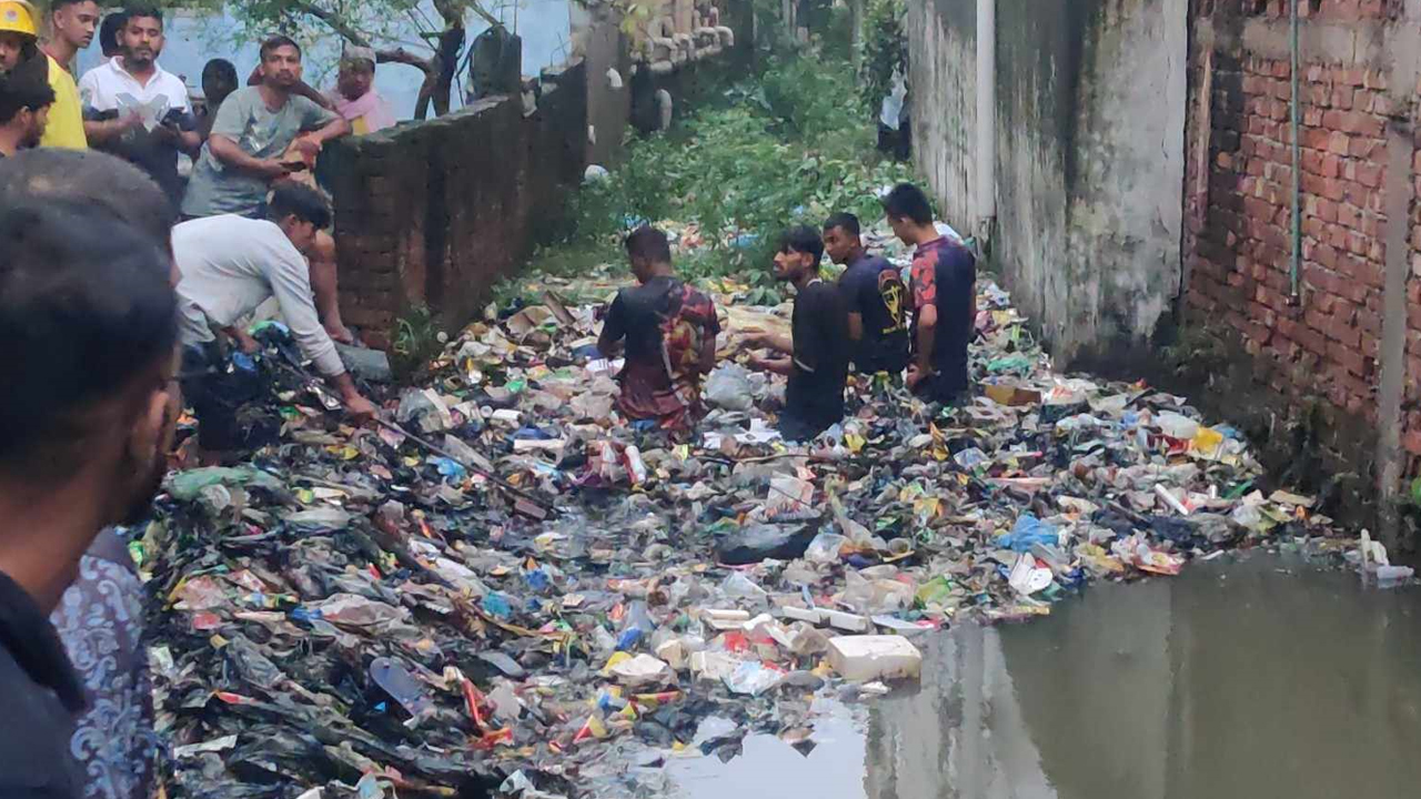 চট্টগ্রাম নগরের আগ্রাবাদের রঙ্গীপাড়া এলাকায় রোববার নিখোঁজ শিশুকে উদ্ধারে ফায়ার সার্ভিস। ছবি : কালবেলা