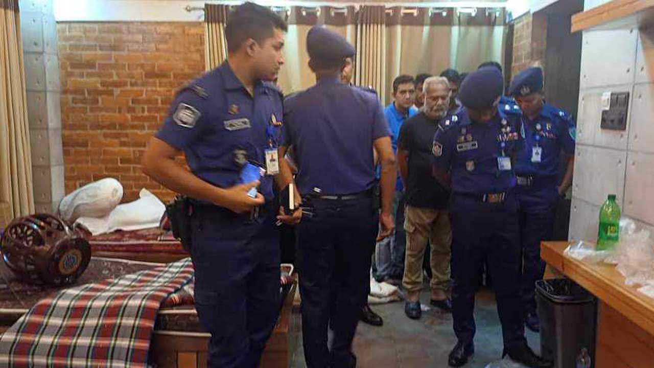 পর্যটকের মরদেহ উদ্ধারের পর ঘটনাস্থল পরিদর্শন করে পুলিশ। ছবি : কালবেলা