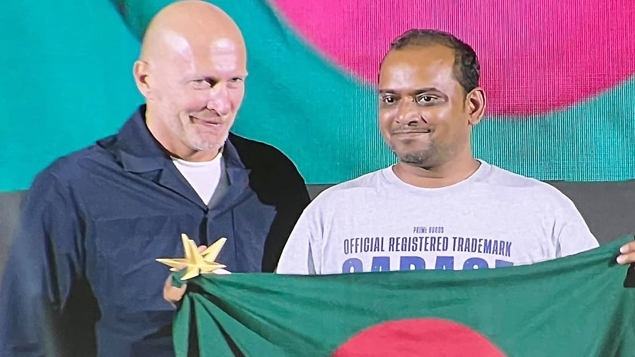 দক্ষিণ আফ্রিকায় বিদ্যানন্দের প্রতিনিধি পুরস্কার গ্রহণ করেন। ছবি: ‘এক টাকায় আহার’ ফেসবুক পেজে থেকে নেওয়া