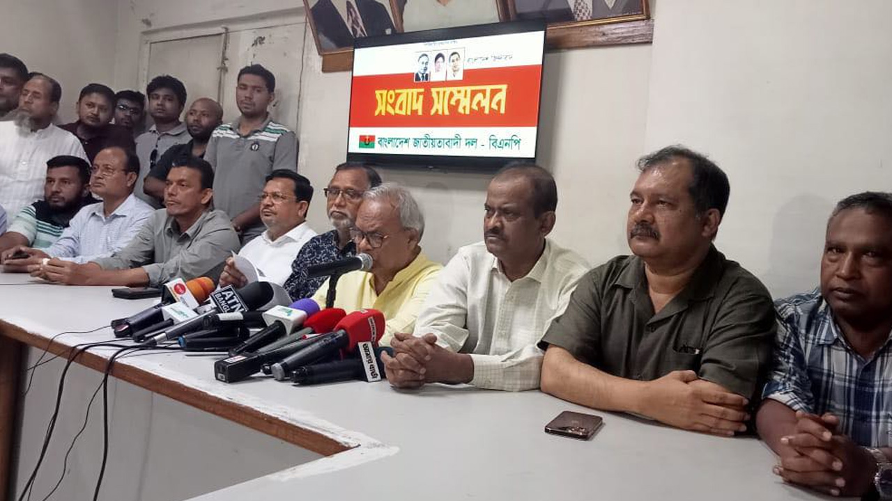 রাজধানীর নয়াপল্টনে বিএনপির কেন্দ্রীয় কার্যালয়ে রুহুল কবির রিজভী। ছবি : কালবেলা