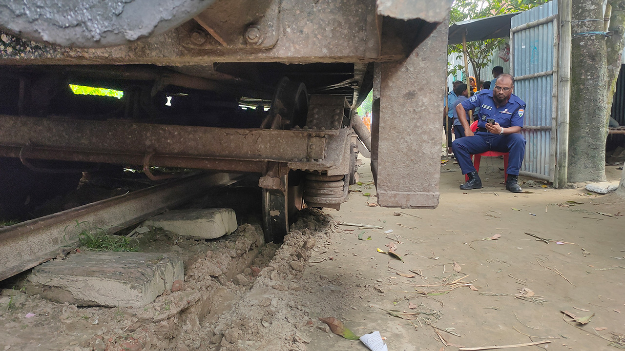রাজবাড়ীর দৌলতদিয়ায় নকশীকাথা নামে মেল ট্রেনের বগি লাইনচ্যুত। ছবি : কালবেলা