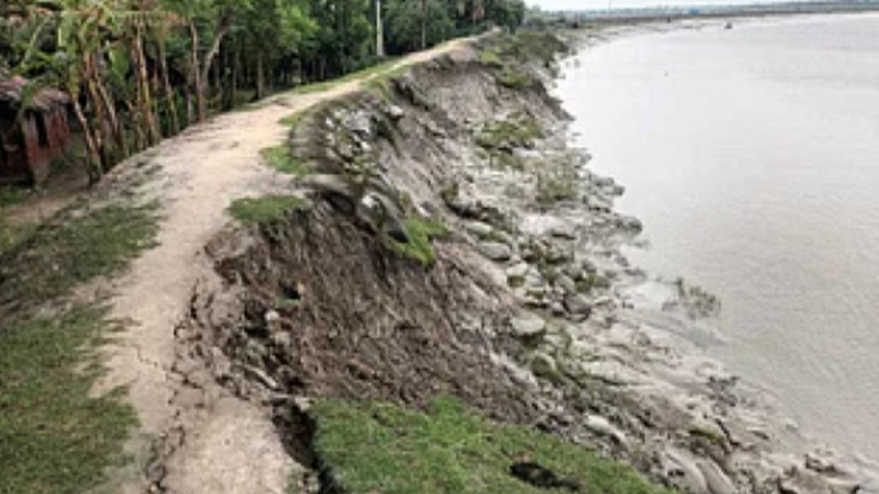 বড়দল ইউনিয়নের কেয়ারগাতি খেয়াঘাটে পাউবোর উপকূলীয় বাঁধে ভাঙন দেখা দিয়েছে। ছবি : কালবেলা