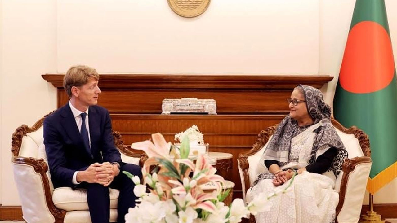 মায়েরস্ক গ্রুপের প্রধান নির্বাহী কর্মকর্তা রবার্ট মায়েরস্ক উগলা প্রধানমন্ত্রীর সাথে সাক্ষাতে - ছবি : বাসস