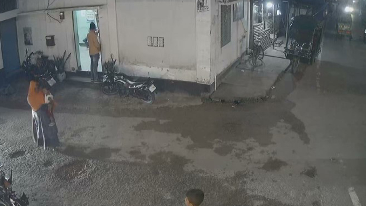 ‘মূত্র ত্যাগ’র ঘটনায় সিসি ক্যামেরার একটি ফুটেজ। ছবি : কালবেলা