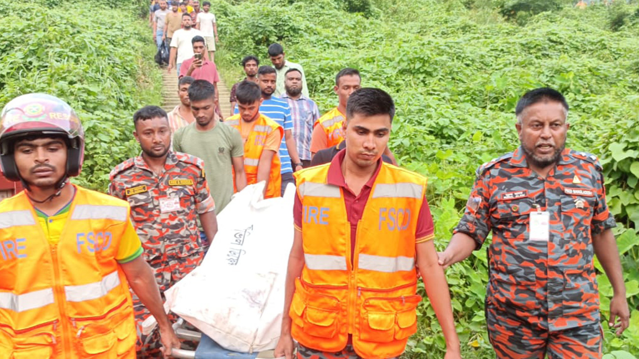সীতাকুণ্ডে ঝরনায় লেকে লাফ দিয়ে পর্যটকের মৃত্যু। ছবি : কালবেলা