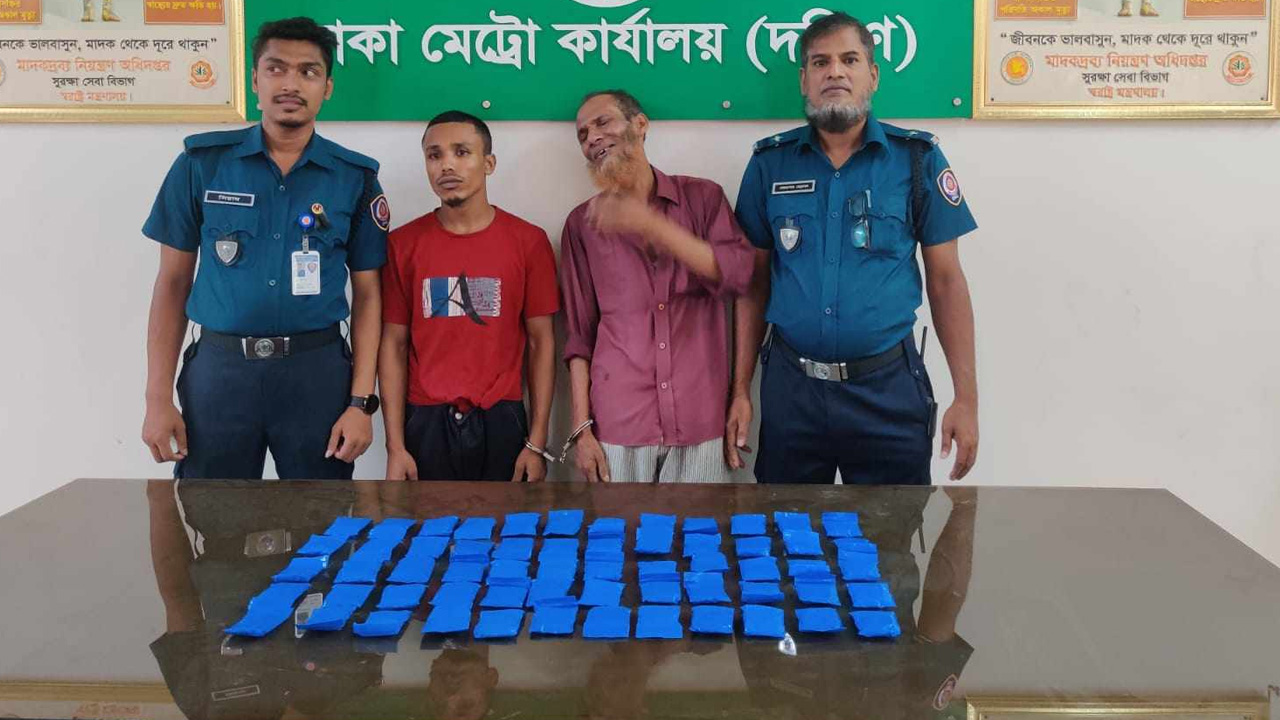 যাত্রাবাড়ী থেকে ইয়াবাসহ বাসটির চালক ও হেলপারকে গ্রেপ্তার করা হয়।