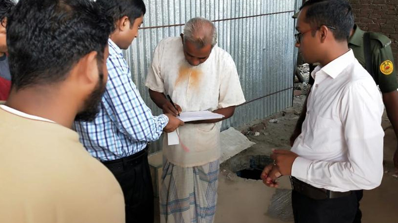 এডিস মশার লার্ভা পাওয়ায় জরিমানা করল ডিএসসিসির ভ্রাম্যমাণ আদালত। ছবি : কালবেলা