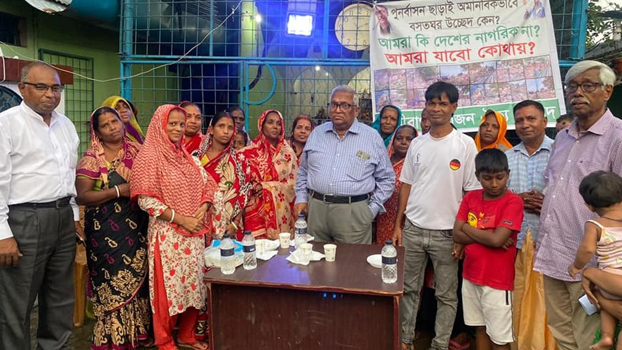 রাজধানীর গোপীবাগ রেলওয়ে কলোনির উচ্ছেদ অবস্থা পরিদর্শনে ঐক্য পরিষদের নেতারা। ছবি : কালবেলা