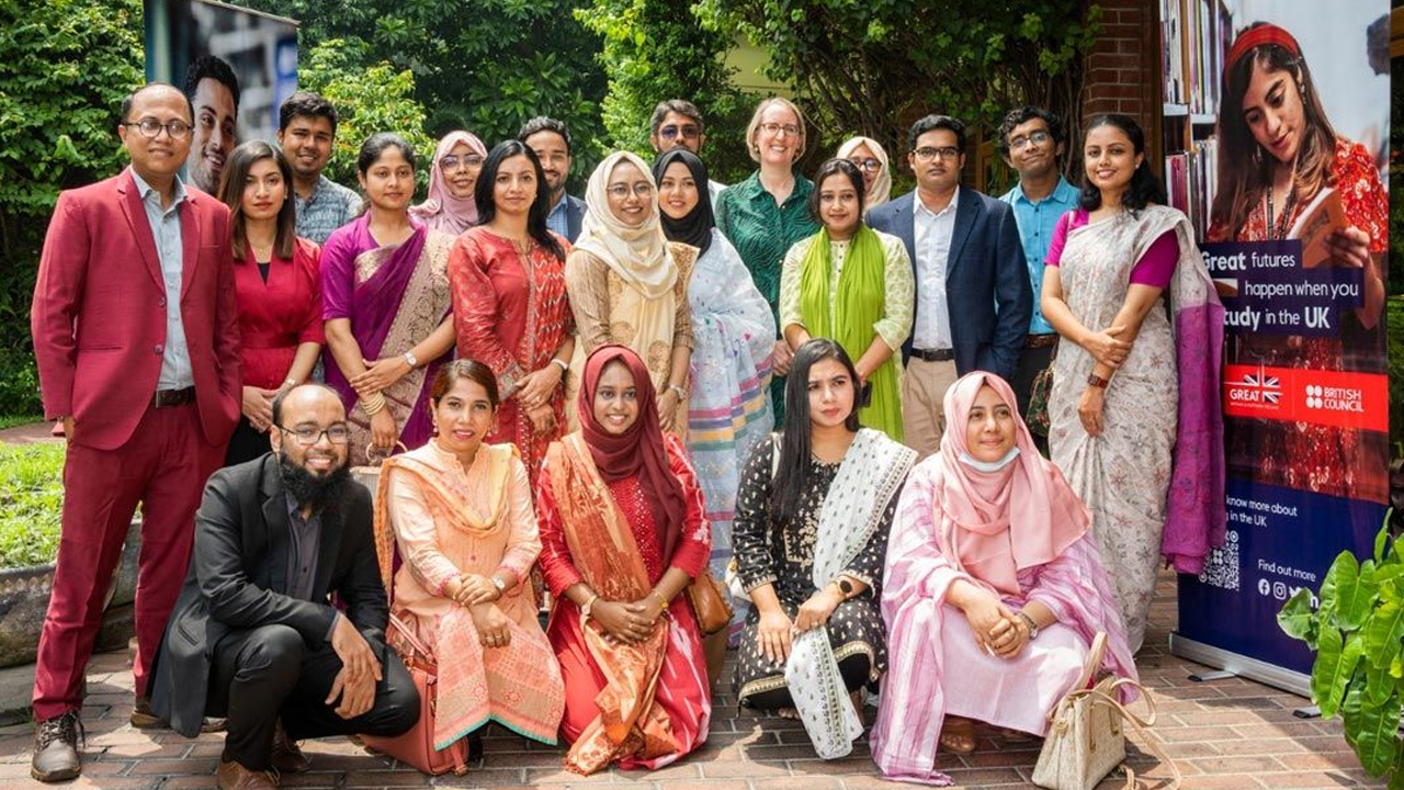 কমনওয়েলথ বৃত্তি পাওয়া ২৪ বাংলাদেশি শিক্ষার্থীর সঙ্গে ঢাকায় নিযুক্ত ব্রিটিশ হাইকমিশনার সারাহ কুক। ছবি: সংগৃহীত