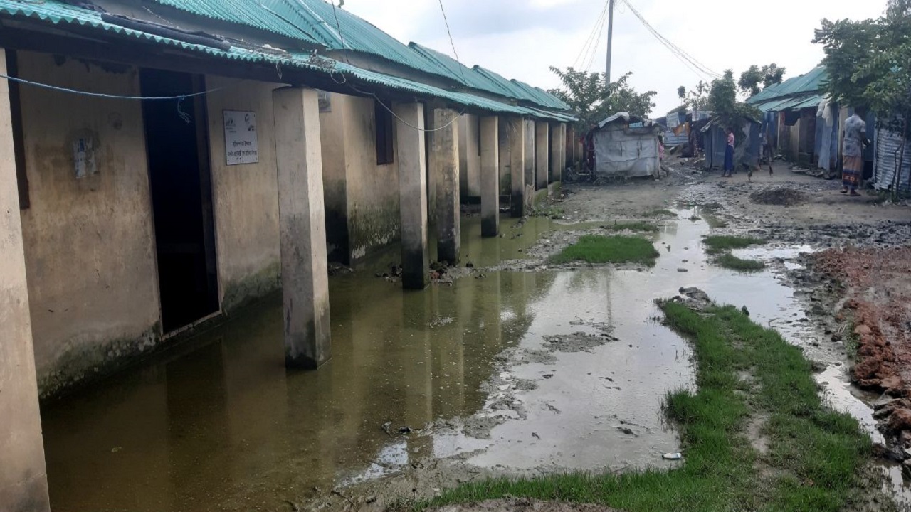 কাকাইলছে আশ্রয়ণ প্রকল্পে জলাবদ্ধতা দেখা দিয়েছে। ছবি : কালবেলা