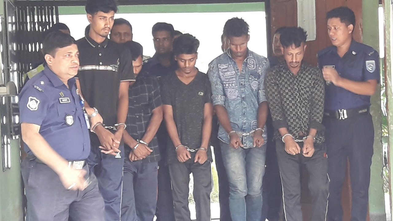 কবরস্থান থেকে কঙ্কাল চুরির প্রস্তুতিকালে পাঁচজনকে আটক করে পুলিশ। ছবি : কালবেলা