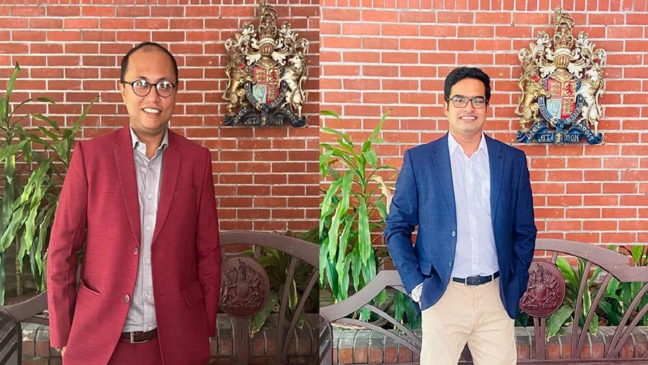 ববির সহযোগী অধ্যাপক রিফাত মাহমুদ (বাঁয়ে) ও সহকারী অধ্যাপক মো. সিরাজিস সাদিক (ডানে)। ছবি : সংগৃহীত