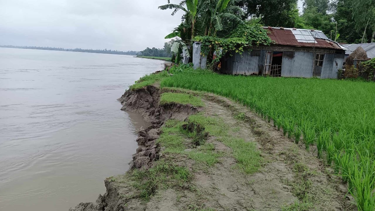 ভাঙন আতঙ্কে তিস্তাপাড়ের মানুষজন। ছবি : কালবেলা