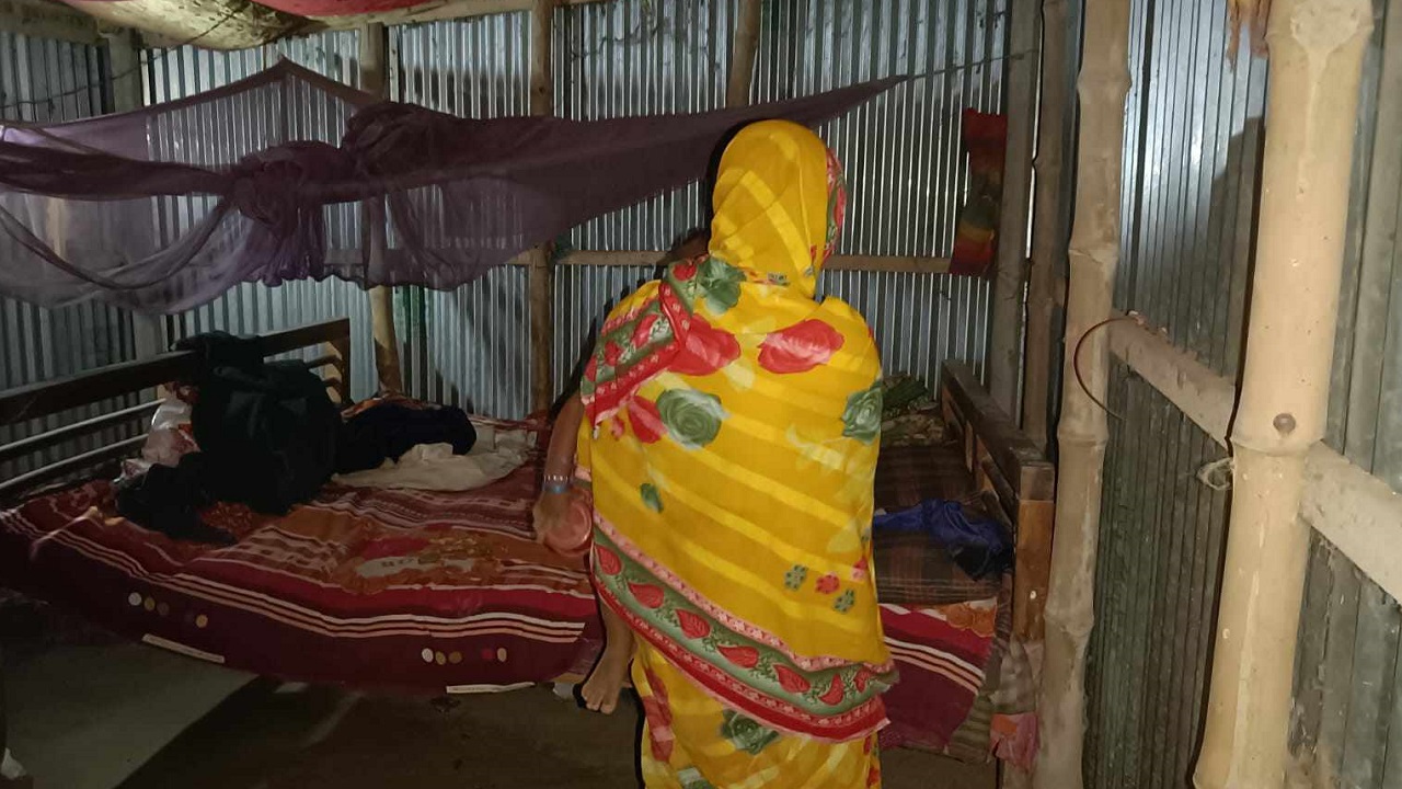 নওগাঁর বদলগাছীতে ক্ষুদ্র নৃগোষ্ঠীর সেই গৃহবধূ। ছবি : কালবেলা