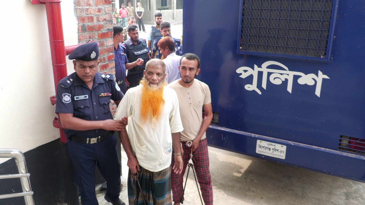 শোলাকিয়া জঙ্গি হামলার আসামিকে আদালতে নেওয়া হচ্ছে। ছবি : কালবেলা