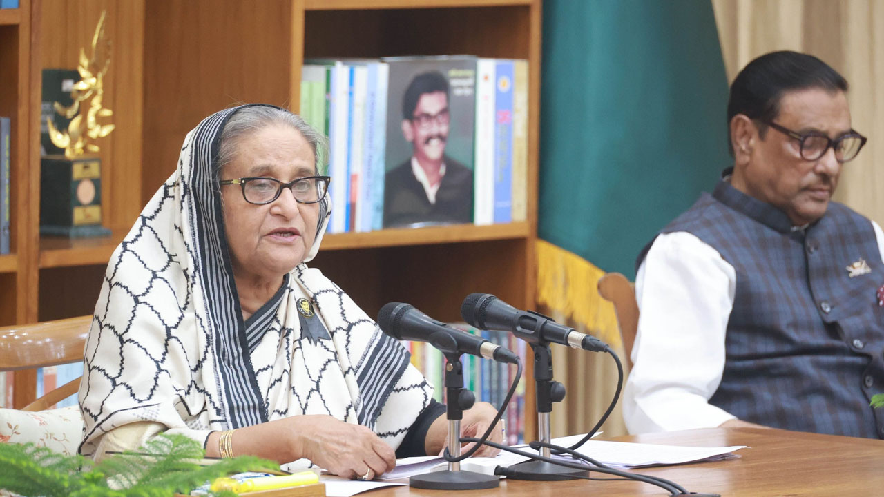 গণভবনে আয়োজিত সংবাদ সম্মেলনে প্রধানমন্ত্রী শেখ হাসিনা। ছবি : সংগৃহীত