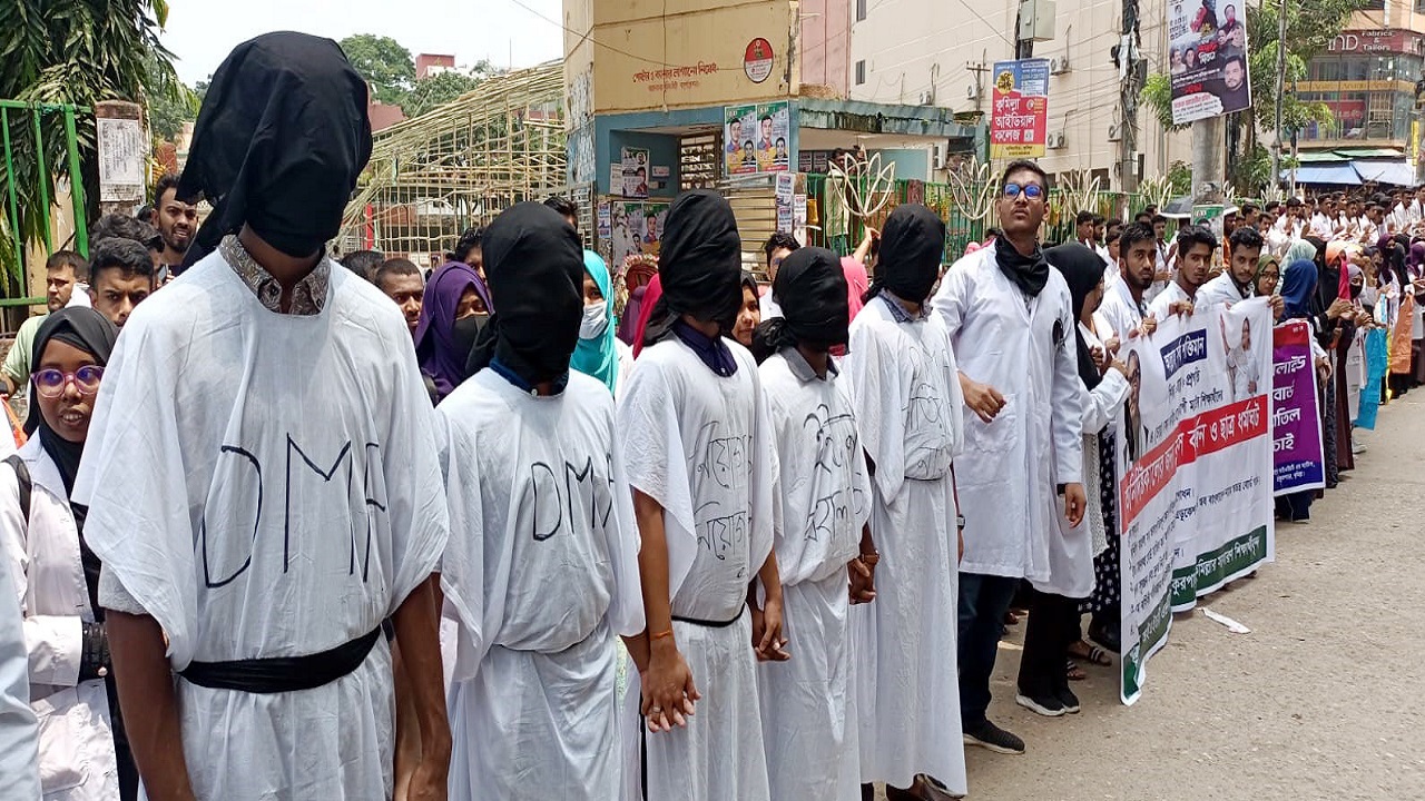 কুমিল্লায় ইন্টার্নশিপ বহালসহ চার দফা দাবিতে ছাত্র ধর্মঘট, অবস্থান কর্মসূচি ও সমাবেশ করছেন ম্যাটস শিক্ষার্থীরা।