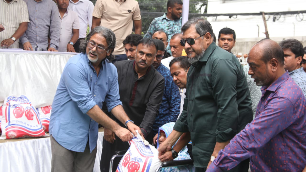 অসহায় মানুষের মাঝে যুবলীগের খাদ্যসমগ্রী বিতরণ। ছবি : সৌজন্য